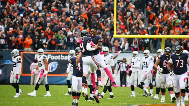 2015-NFL-Pink-October-Josh-Bellamy-Robbie-Gould-X159985_TK1_2683.jpg